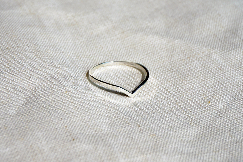 sold out / V cut silver ring