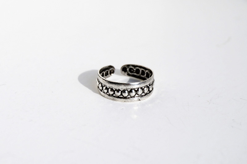 silver _ d.o.t. knuckle ring / toe ring